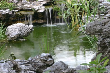 Çin Lingnan Bahçesi 'nde şelale.