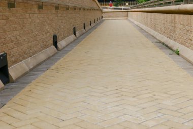 yamaç şekilde tesis için el ve tekerlekli sandalye