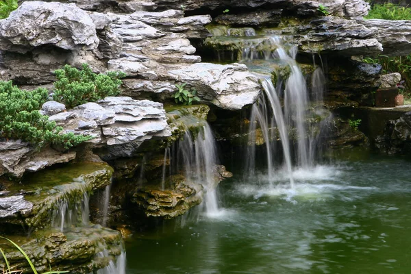 Çin Lingnan Bahçesi 'nde şelale.