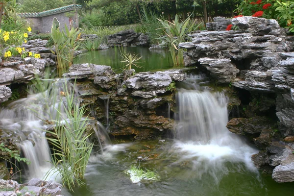 Cascade Dans Verdure Jardin Lingnan Chinois — Photo