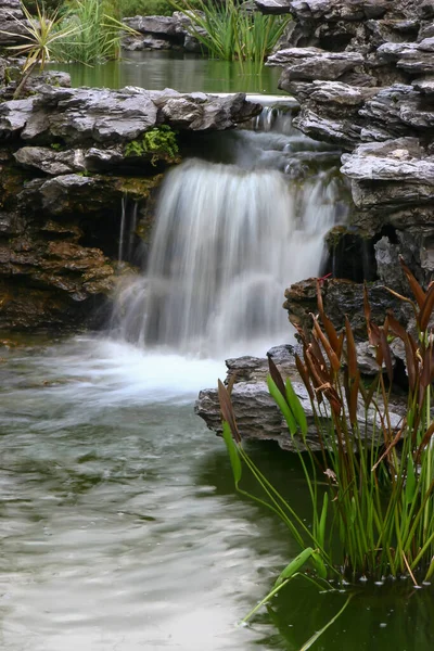 Çin Lingnan Bahçesi 'nde şelale.