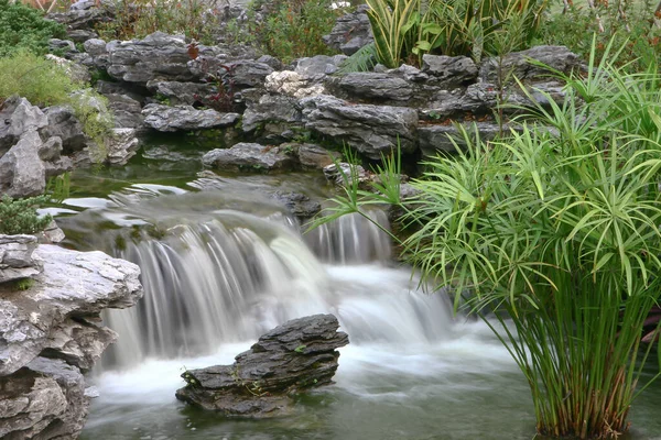 Çin Lingnan Bahçesi 'nde şelale.