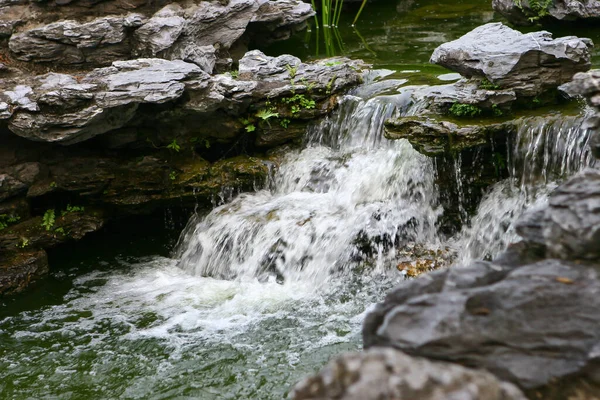 Cascata Nel Verde Del Giardino Cinese Lingnan — Foto Stock