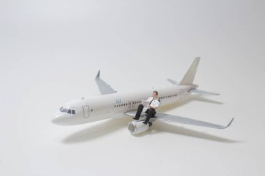 Helicopter Pilot 'un bir figürü kanatta Harita okuyor