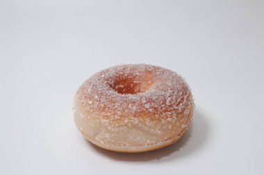 Beyaz arka planda izole edilmiş ahududu kurabiyeleri.