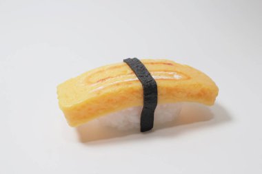 Japon yemeğinin tatlı yumurtalı suşisi.