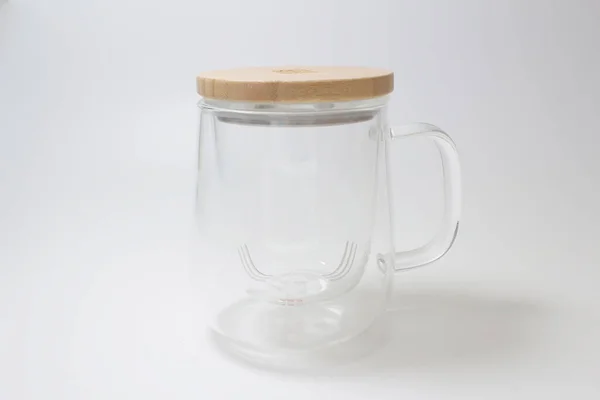 Caneca Vidro Transparente Vazio Com Reflexões Isolado Fundo Branco — Fotografia de Stock