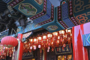 Koridordaki kırmızı Çin Fenerleri, ana sunağın yanında, Wong Tai Sin Tapınağı, Hong Kong, 18 Eylül 2021 