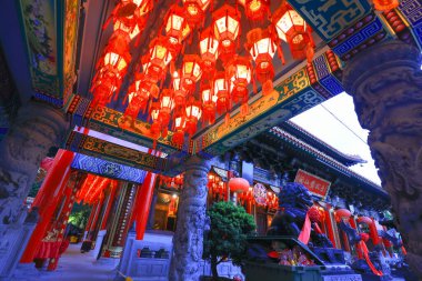 Koridordaki kırmızı Çin Fenerleri, ana sunağın yanında Wong Tai Sin Tapınağı, Hong Kong, 18 Eylül 2021 