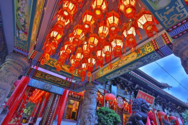 Koridordaki kırmızı Çin Fenerleri, ana sunağın yanında Wong Tai Sin Tapınağı, Hong Kong, 18 Eylül 2021 