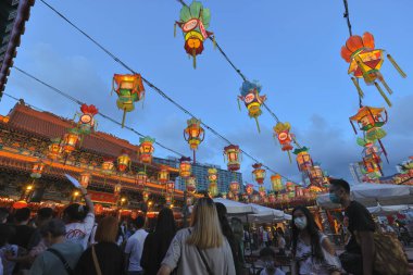 Shik Sik Yuen Wong Tai Sin Tapınağındaki İlk İbadet Platformunda 18 Eylül 2021 Çin Fenerleri