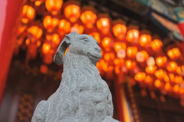 ヤギの彫刻と中国の赤提灯を背景に 9月2021 — ストック写真