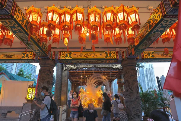 Kinesiska Lyktor Och Människor Vid Korridoren Sida Vid Main Altar — Stockfoto