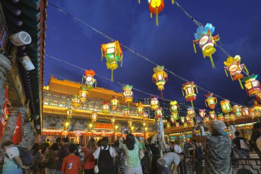 Shik Sik Yuen Wong Tai Sin Tapınağındaki İlk İbadet Platformunda 18 Eylül 2021 Çin Fenerleri