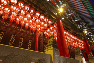 18 Eylül 2021 Kızıl Çin fenerleri ana sunağın yanında, Wong Tai Sin Tapınağı HK
