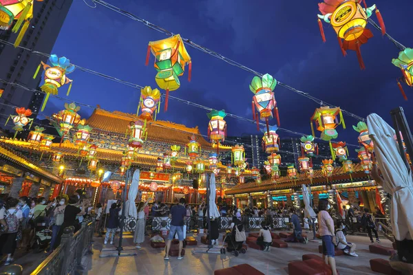 2021年9月18日中国灯笼在石锡园黄大仙寺第一座礼拜平台 — 图库照片