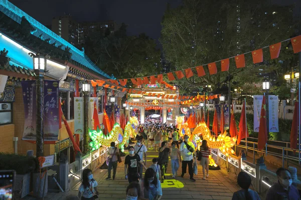 2021年9月18日メインゲート後の中秋節の提灯 ウォンタイシン寺 — ストック写真