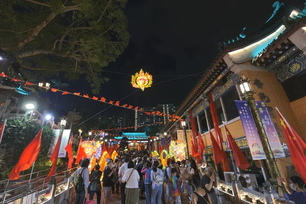 Personer Kvällen Upplyst Main Gate Wong Tai Sin Temple Hongkong — Stockfoto