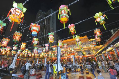 Koridordaki Çin Fenerleri, ana sunağın yanında, Wong Tai Sin Tapınağı, Hong Kong, 18 Eylül 2021 