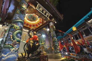 Wang Ling-guan Tapınağı gece aydınlandı, Wong Tai Sin Tapınağı, Hong Kong, 18 Eylül 2021 