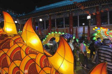 Güz ortası festivalindeki insanlar gece lambalarıyla Wong Tai Sin Tapınağı, Hong Kong, 18 Eylül 2021 