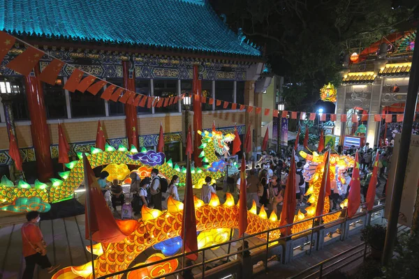 2021年9月18日香港 ウォン シン寺院の夜間照明付き中秋節の人々 — ストック写真