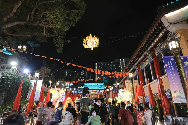 Emberek Este Megvilágított Főkapuja Wong Tai Sin Temple Hong Kong — Stock Fotó