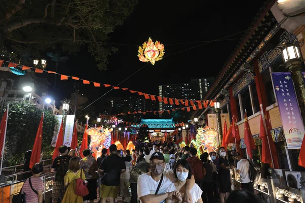 Mensen Door Avond Verlicht Main Gate Wong Tai Sin Temple — Stockfoto