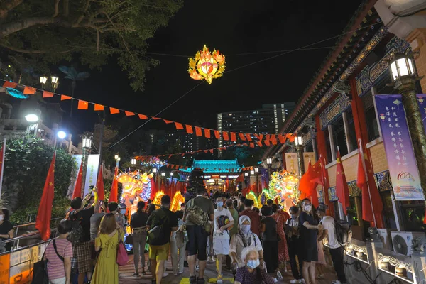 八年九月十八日 黄大仙寺正门灯火通明 — 图库照片