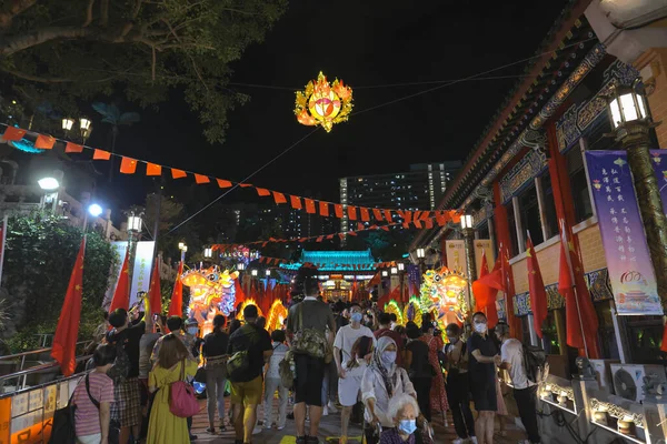 Personer Kvällen Upplyst Main Gate Wong Tai Sin Temple Hongkong — Stockfoto