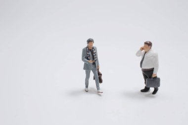 Mini işadamı cep telefonunu kullanıyor. 