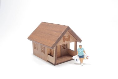 Market alışverişinden sonra eve dönen kadın.