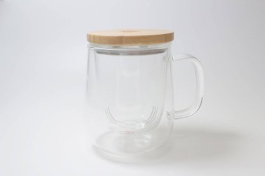 Beyaz arka plan üzerinde izole yansımaları ile boş açık cam kupa