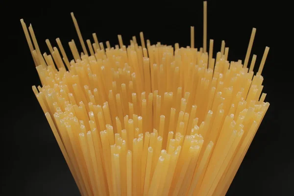 Bezpośrednio Nad Strzałem Surowego Spaghetti Ciemnym Tle — Zdjęcie stockowe