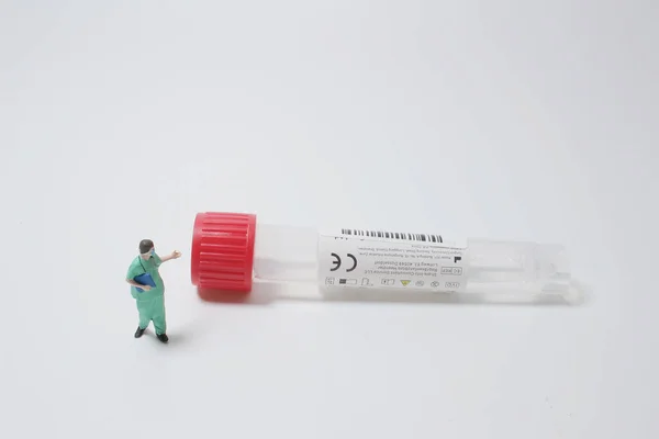 Figura Del Médico Con Los Tubos Recogida — Foto de Stock