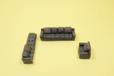 Sarı arka planda izole edilmiş köşedeki kanepe. Kırpma yolu dahil