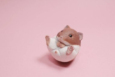 Pembe arka plandaki fare bebek.