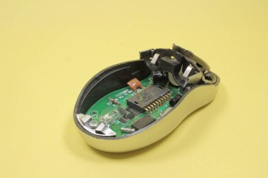 Bilgisayar faresi sarı arkaplanda izole edildi.