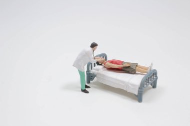 Mini doktor erkek tedavisini açıklamak için bir tablet kullanıyor.