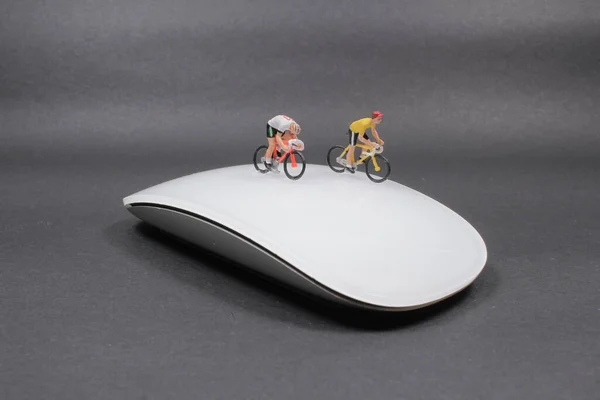 Work Life Balance Konzept Miniaturfiguren Fahren Fahrrad Auf Maus — Stockfoto