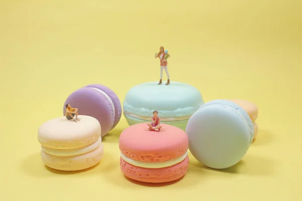 Mini Des Enfants Jouent Sur Macaron — Photo