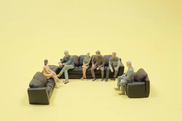 Grupo Empresarios Exitosos Discutiendo Juntos Mientras Están Sentados Sofá — Foto de Stock