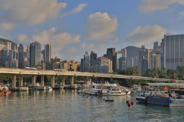 Güneş liman ve mimariyi aydınlattı, Hong Kong, 26 Eylül 2021 