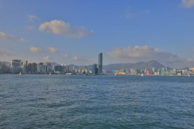 Güneş liman ve mimariyi aydınlattı, Hong Kong, 26 Eylül 2021 