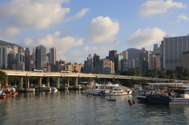 Güneş liman ve mimariyi aydınlattı, Hong Kong, 26 Eylül 2021 