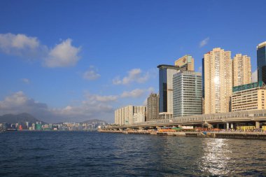 Güneş liman ve mimariyi aydınlattı, Hong Kong, 26 Eylül 2021 