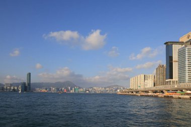 Güneş liman ve mimariyi aydınlattı, Hong Kong, 26 Eylül 2021 