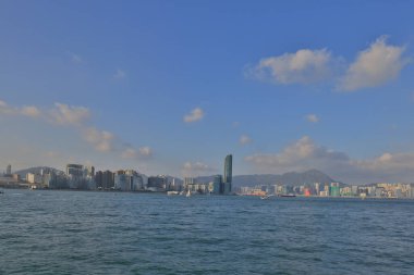 Güneş liman ve mimariyi aydınlattı, Hong Kong, 26 Eylül 2021 