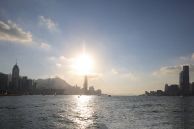 Güneş liman ve mimariyi aydınlattı, Hong Kong, 26 Eylül 2021 