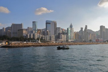 Güneş liman ve mimariyi aydınlattı, Hong Kong, 26 Eylül 2021 